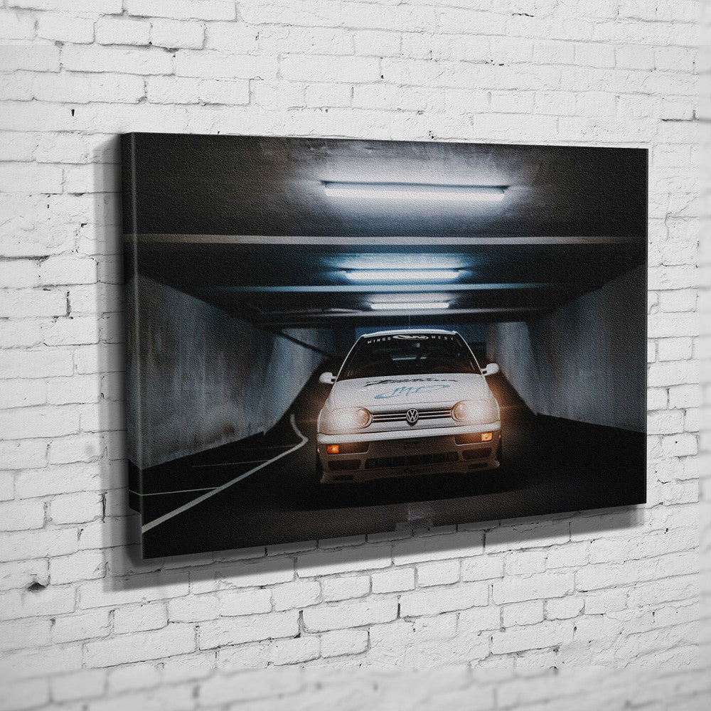 Jesse’s VW Jetta – Tunnel Front auf Leinwand an weißer Ziegelwand