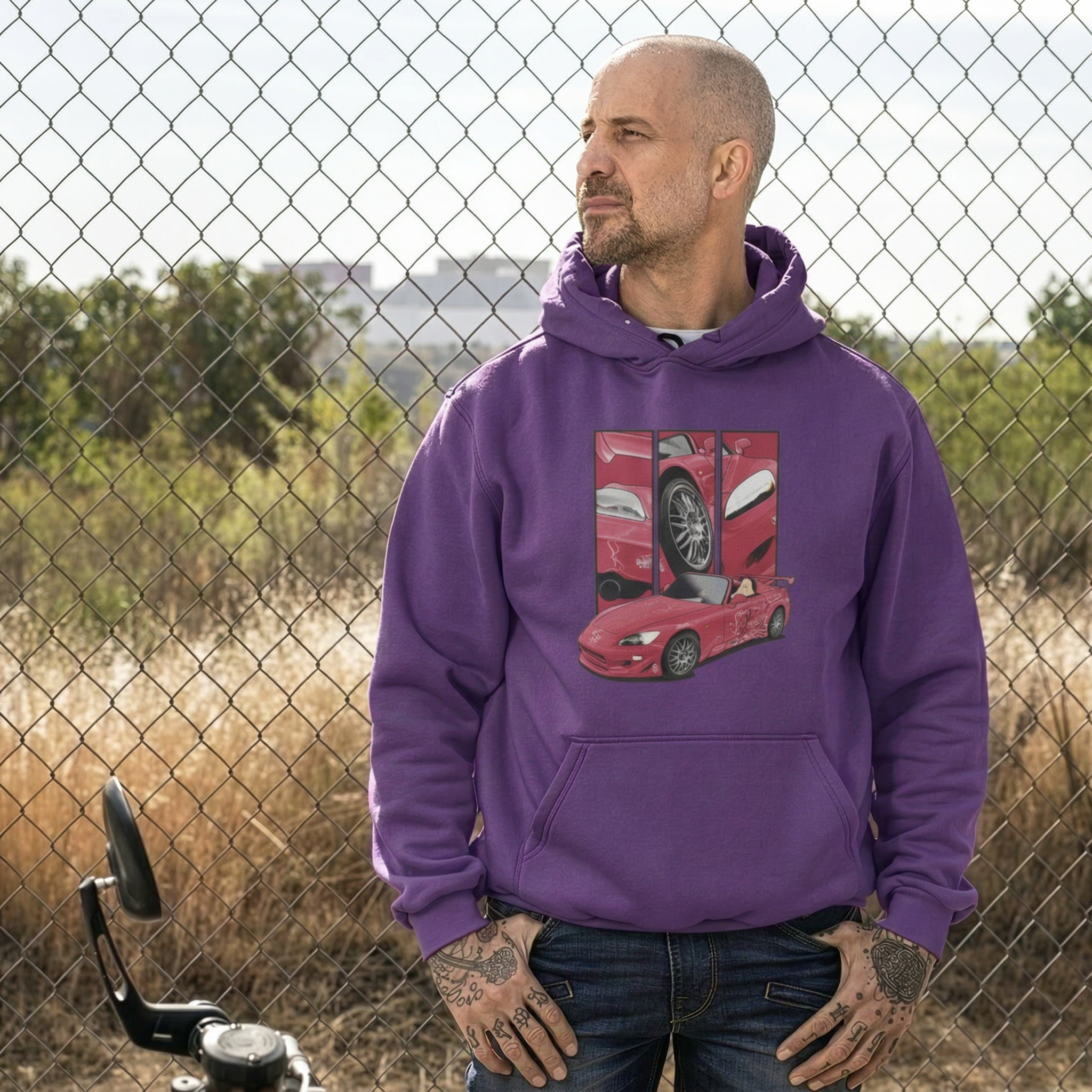 Suki’s Honda S2000 – Detail Triptych auf violett Hoodie – Herrenmodell