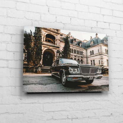 Chrysler Imperial – Manor Arrival auf Acrylglas an weißer Ziegelwand
