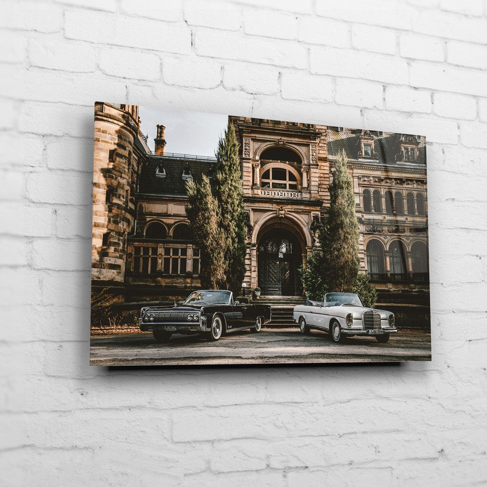 Classic Cabriolets – Grand Entrance auf Acrylglas an weißer Ziegelwand