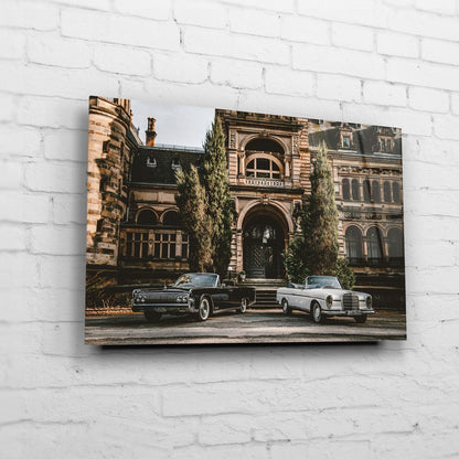 Classic Cabriolets – Grand Entrance auf Acrylglas an weißer Ziegelwand
