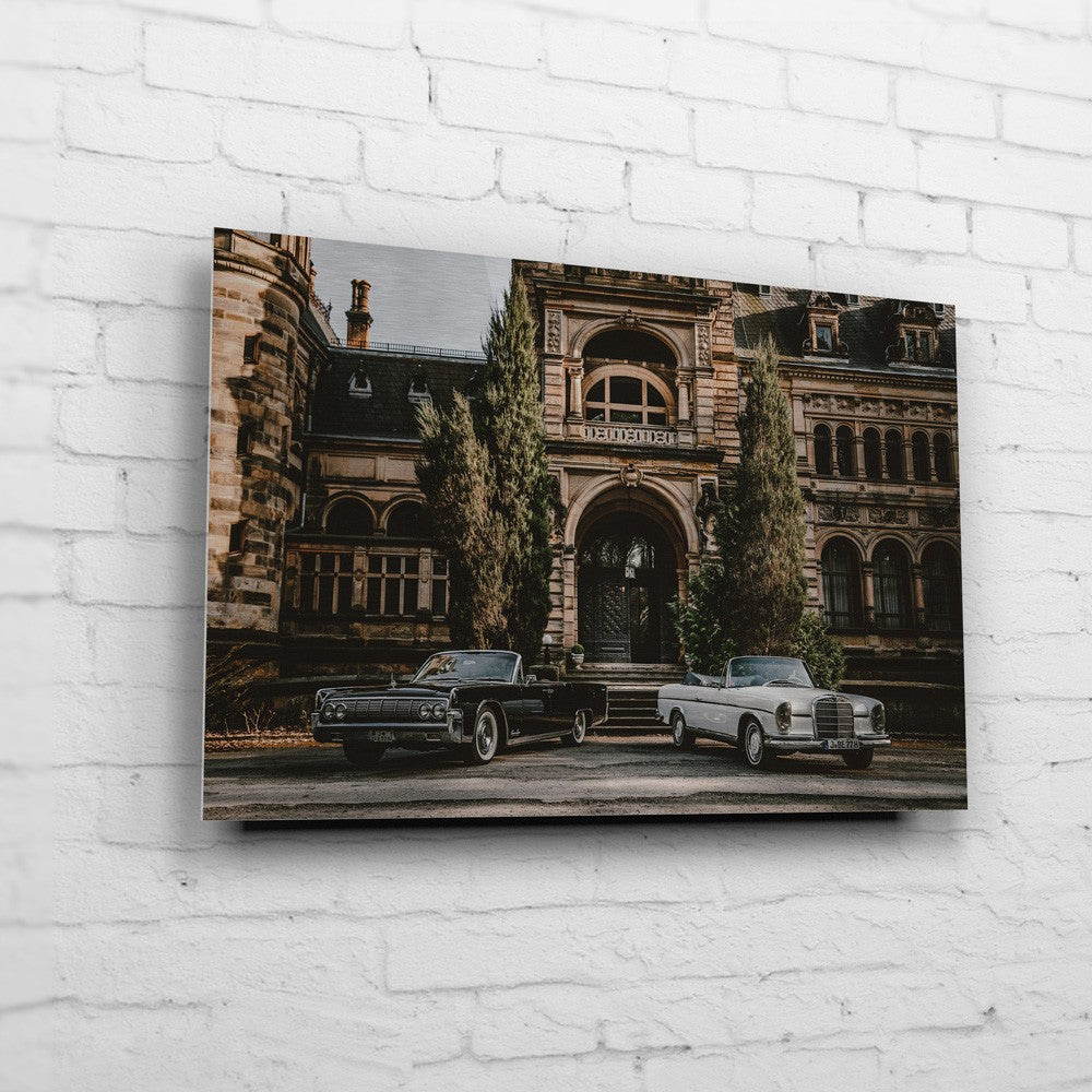 Classic Cabriolets – Grand Entrance auf gebürstetem Aluminium an weißer Ziegelwand