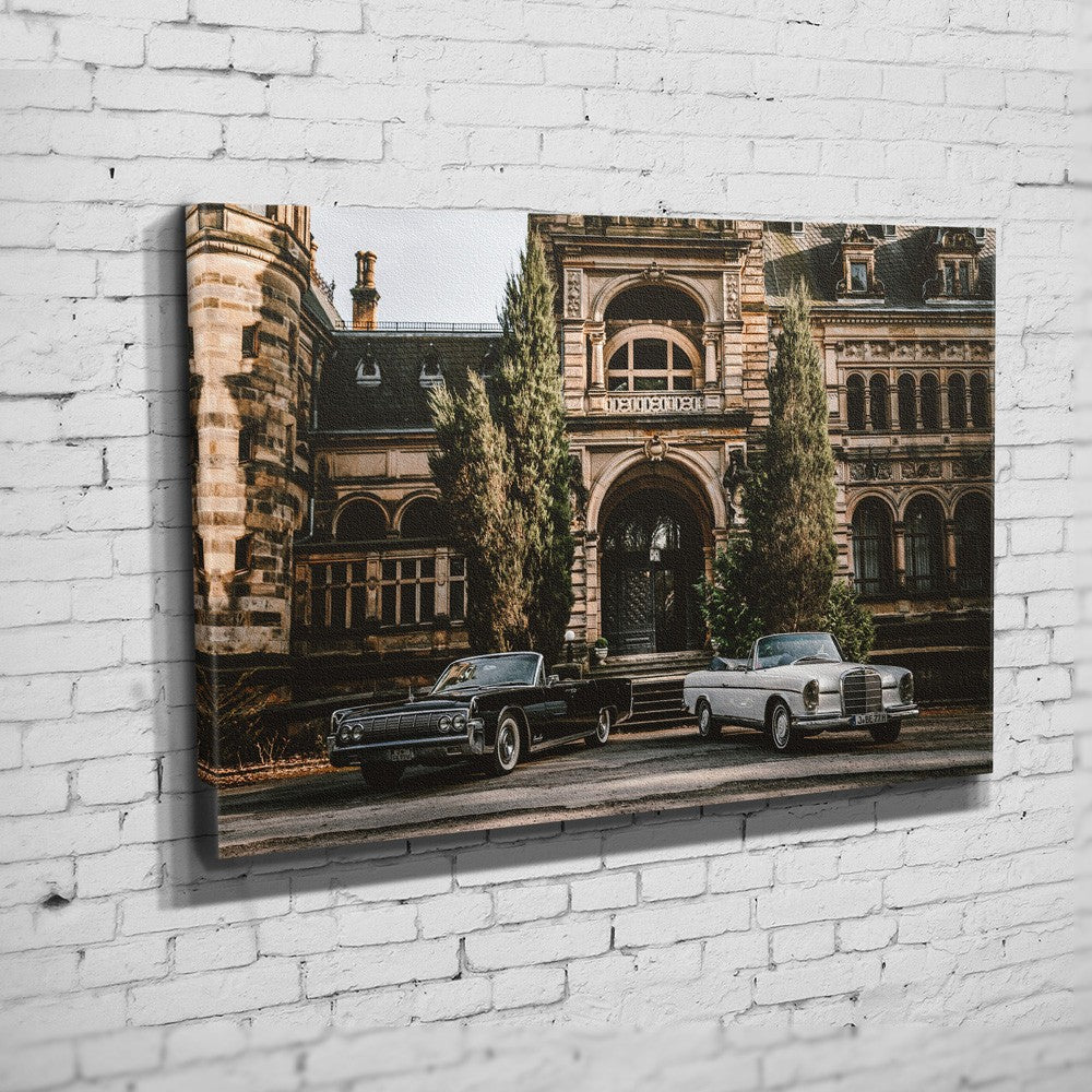 Classic Cabriolets – Grand Entrance auf Leinwand an weißer Ziegelwand