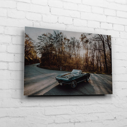 Corvette Stingray C2 – Forest Hairpin auf gebürstetem Aluminium an weißer Ziegelwand