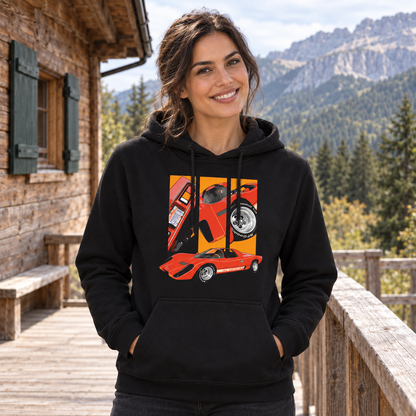 Frau im schwarzen Hoodie steht lächelnd vor einer Holzhütte. Ihre Vorderseite zeigt ein rotes flaches Fahrzeug und drei gerahmte orangefarbene Ausschnitte.