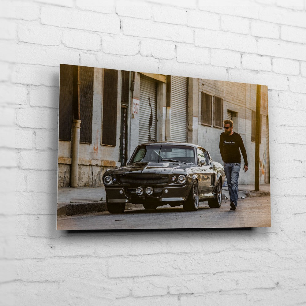Eleanor – Driver Walk auf gebürstetem Aluminium an weißer Ziegelwand