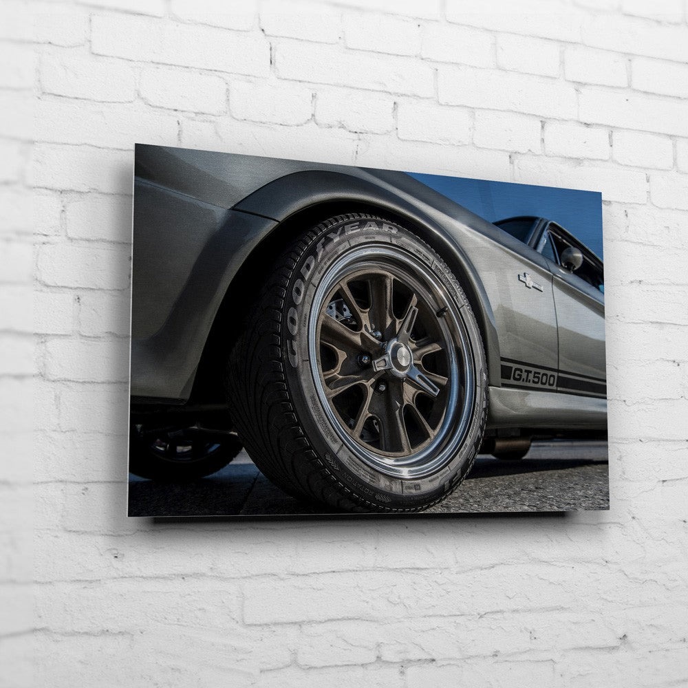 Eleanor – Front Wheel Detail auf gebürstetem Aluminium an weißer Ziegelwand