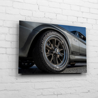 Eleanor – Front Wheel Detail auf gebürstetem Aluminium an weißer Ziegelwand