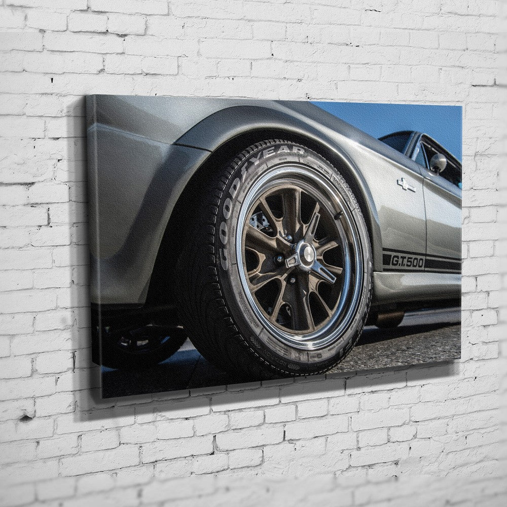 Eleanor – Front Wheel Detail auf Leinwand an weißer Ziegelwand