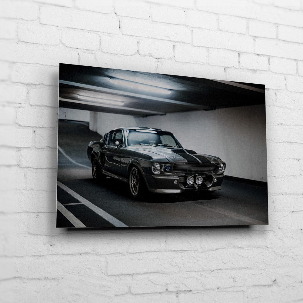 Eleanor – Garage Front auf gebürstetem Aluminium an weißer Ziegelwand