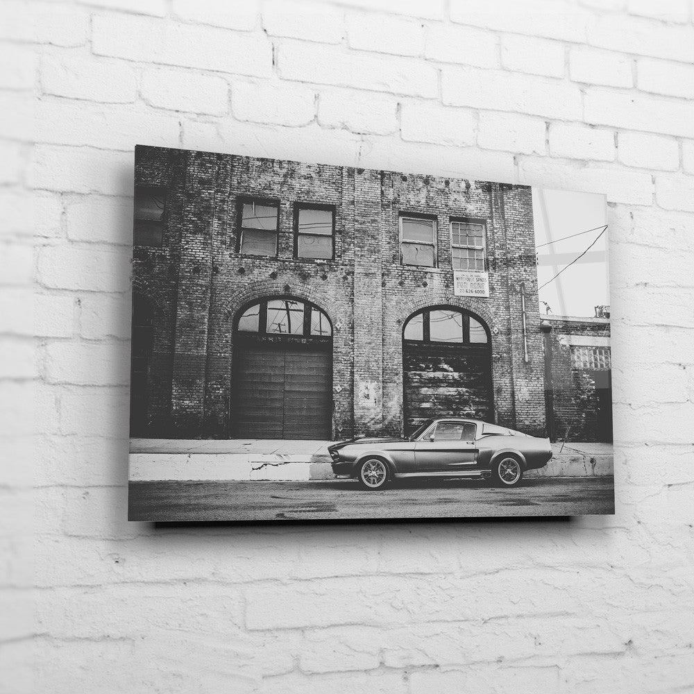 Eleanor – LA Monochrome auf Acrylglas an weißer Ziegelwand