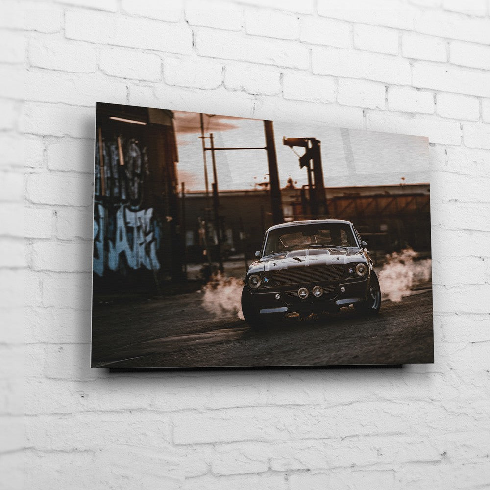 Eleanor – Otto’s Garage auf gebürstetem Aluminium an weißer Ziegelwand