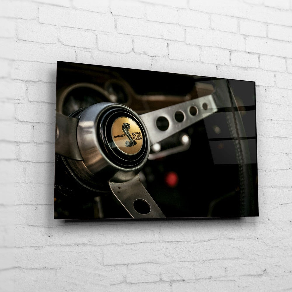 Eleanor – Shelby Steering auf Acrylglas an weißer Ziegelwand