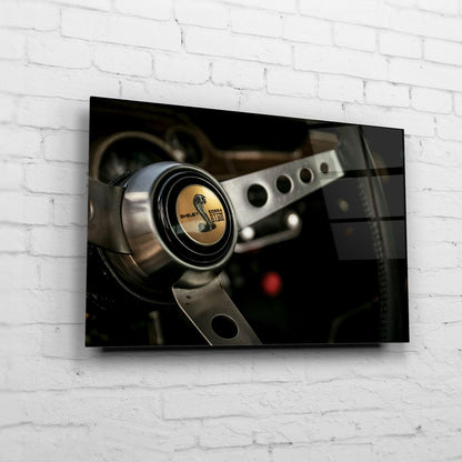 Eleanor – Shelby Steering auf Acrylglas an weißer Ziegelwand