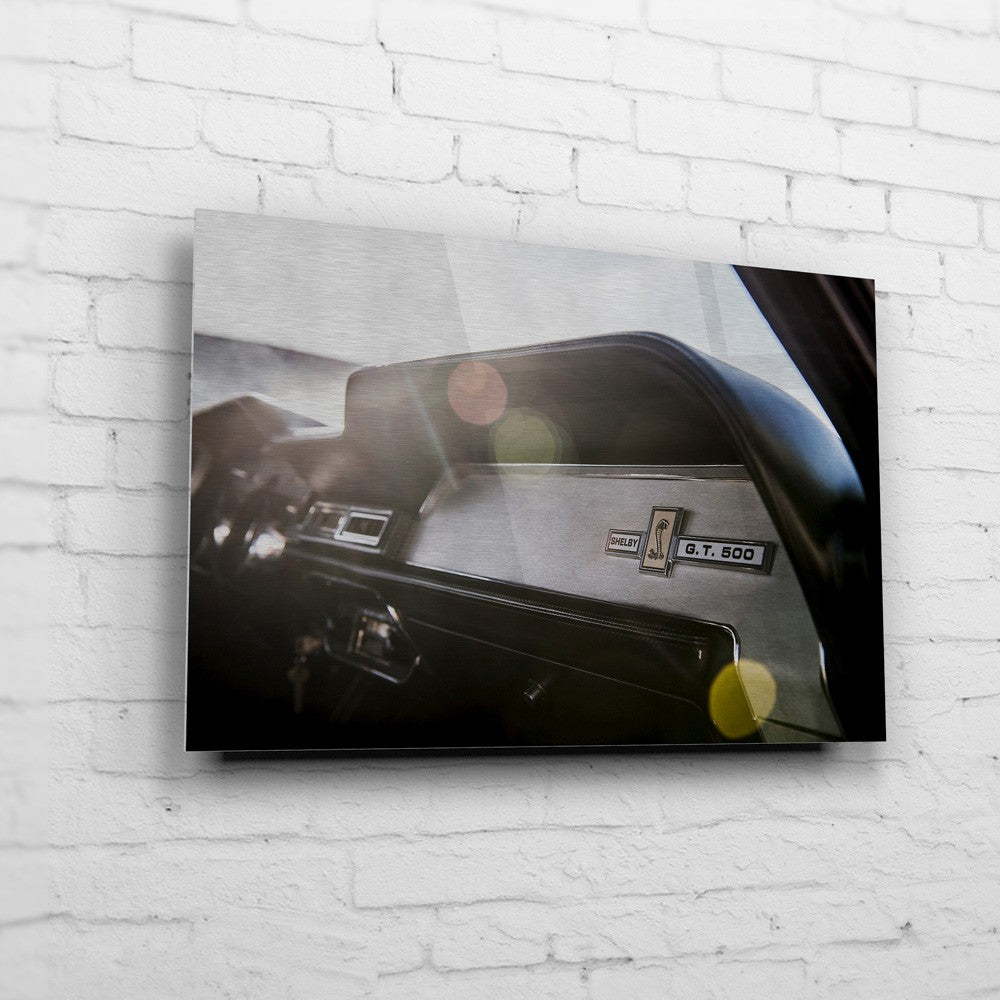 Eleanor – Sunlit Dashboard auf gebürstetem Aluminium an weißer Ziegelwand