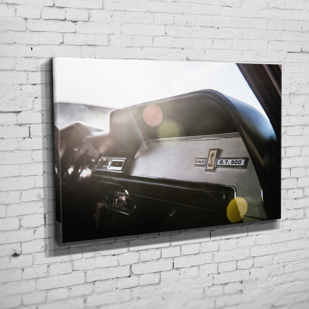 Eleanor – Sunlit Dashboard auf Leinwand an weißer Ziegelwand