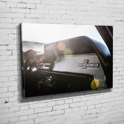 Eleanor – Sunlit Dashboard auf Leinwand an weißer Ziegelwand