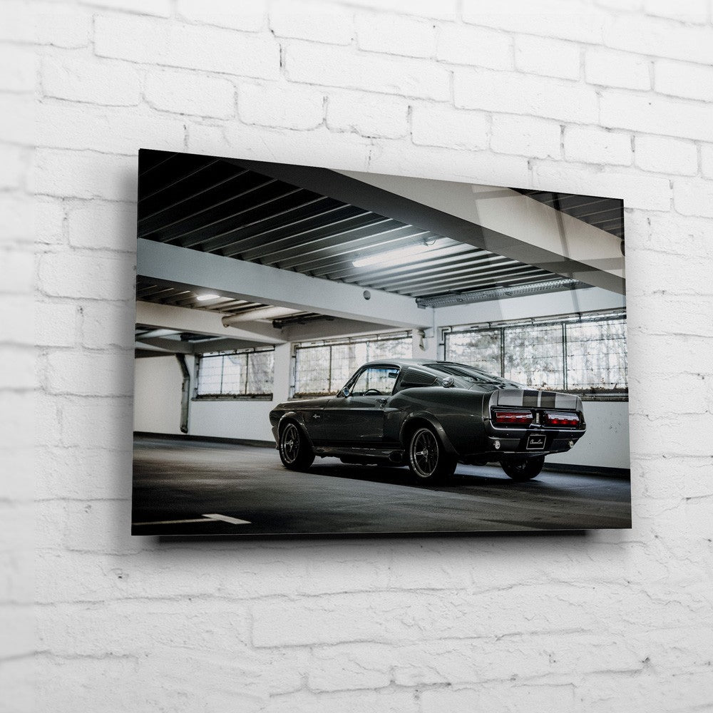Eleanor – Warehouse Rear auf Acrylglas an weißer Ziegelwand