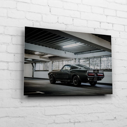 Eleanor – Warehouse Rear auf gebürstetem Aluminium an weißer Ziegelwand