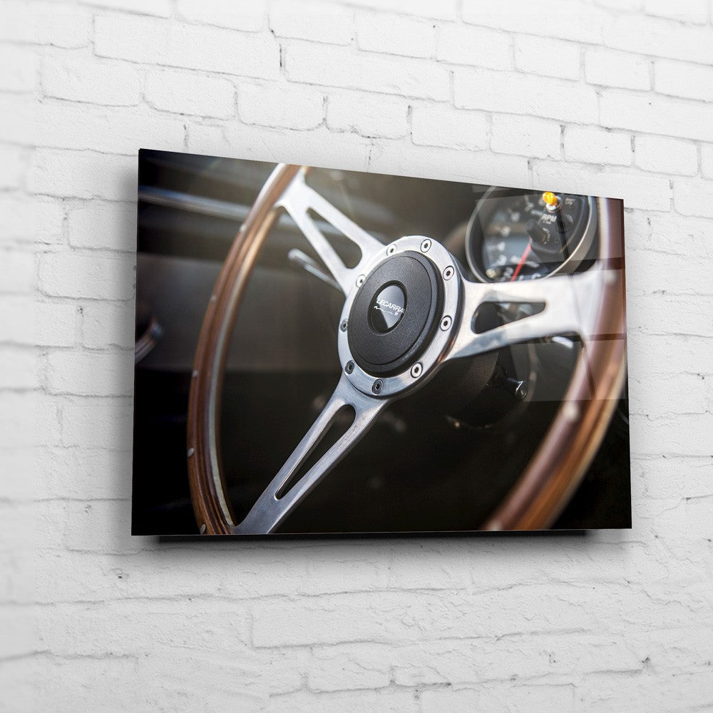 Eleanor – Woodrim Steering auf Acrylglas an weißer Ziegelwand