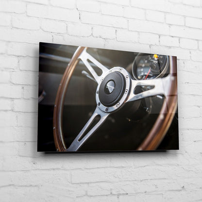 Eleanor – Woodrim Steering auf Acrylglas an weißer Ziegelwand