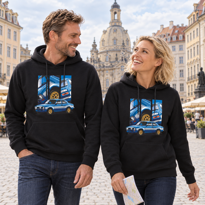 Paar in schwarzen Hoodies geht mit einer Karte über einen Altstadtplatz. Beide Fronten zeigen das blaue Auto unter drei gerahmten Detailfeldern.