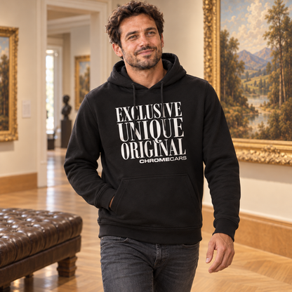 Ein Mann im schwarzen Hoodie mit weißem Schriftmotiv geht durch eine Gemäldegalerie, eine Hand in der Kängurutasche, den anderen Arm seitlich gesenkt; neben ihm steht eine braune Polsterbank.