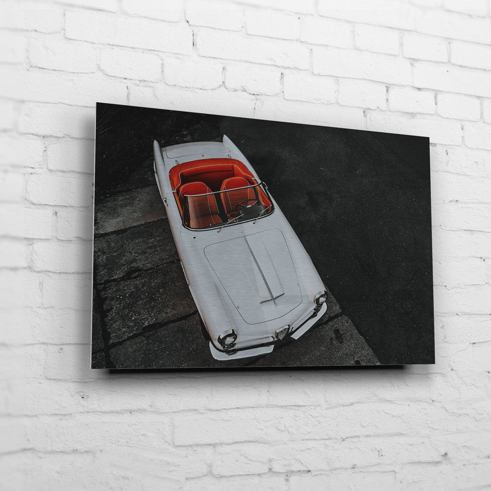 Giulietta Spider – Bird’s Eye auf gebürstetem Aluminium an weißer Ziegelwand