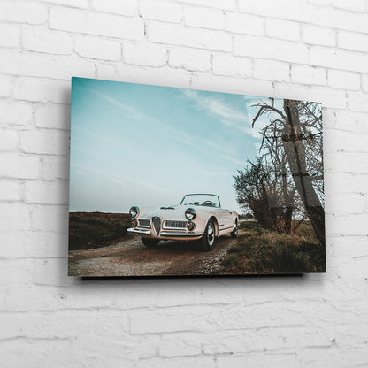 Giulietta Spider – Country Road auf Acrylglas an weißer Ziegelwand