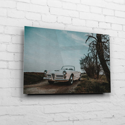 Giulietta Spider – Country Road auf gebürstetem Aluminium an weißer Ziegelwand