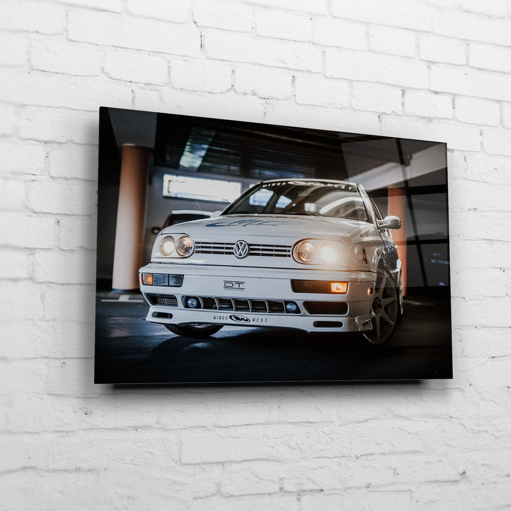 Jesse’s VW Jetta – Garage Front auf Acrylglas an weißer Ziegelwand