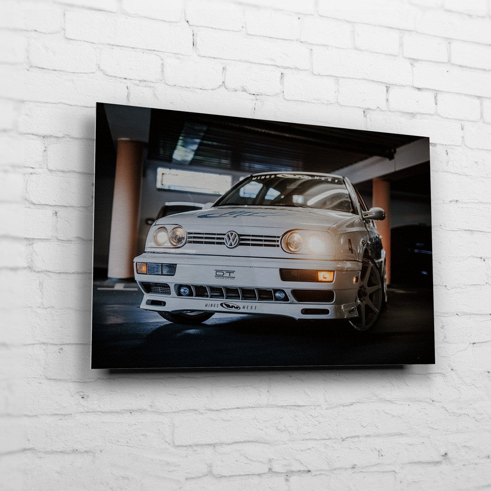 Jesse’s VW Jetta – Garage Front auf gebürstetem Aluminium an weißer Ziegelwand