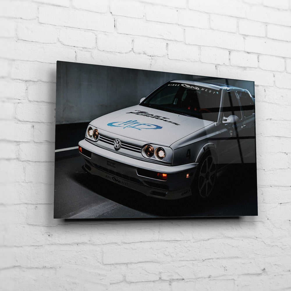 Jesse’s VW Jetta – Garage Front Close auf Acrylglas an weißer Ziegelwand