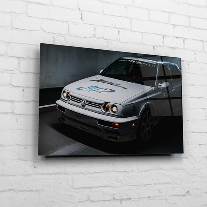 Jesse’s VW Jetta – Garage Front Close auf Acrylglas an weißer Ziegelwand