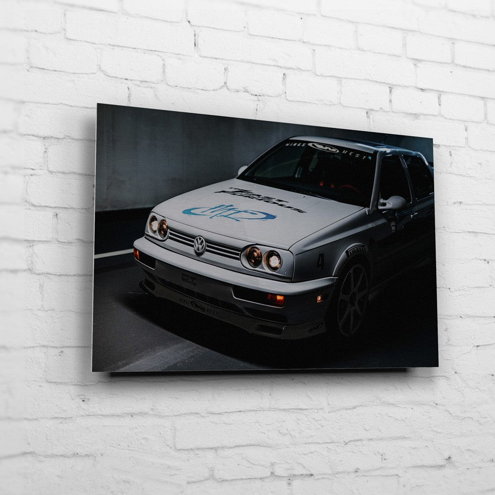 Jesse’s VW Jetta – Garage Front Close auf gebürstetem Aluminium an weißer Ziegelwand