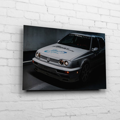 Jesse’s VW Jetta – Garage Front Close auf gebürstetem Aluminium an weißer Ziegelwand