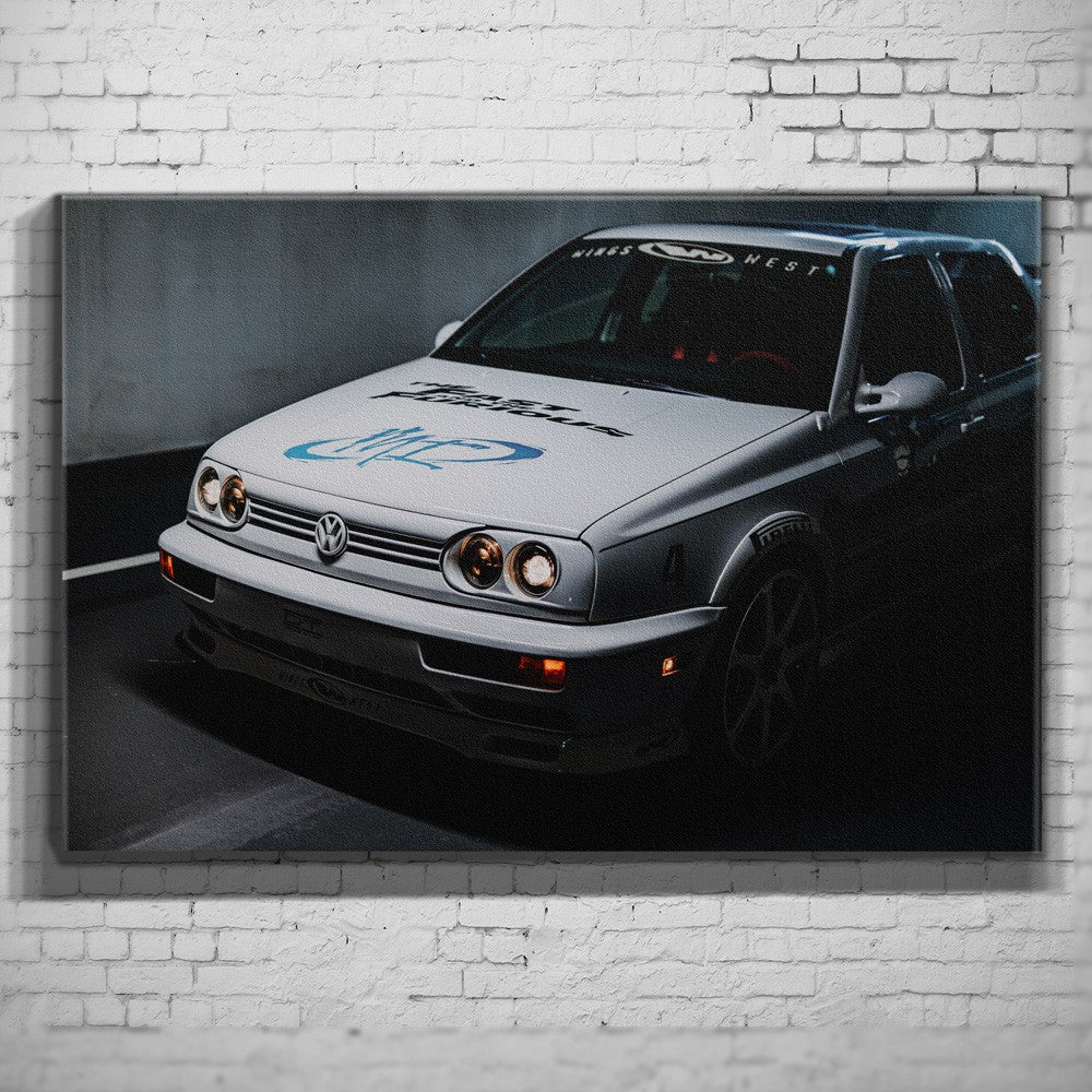 Jesse’s VW Jetta – Garage Front Close auf Leinwand an weißer Ziegelwand