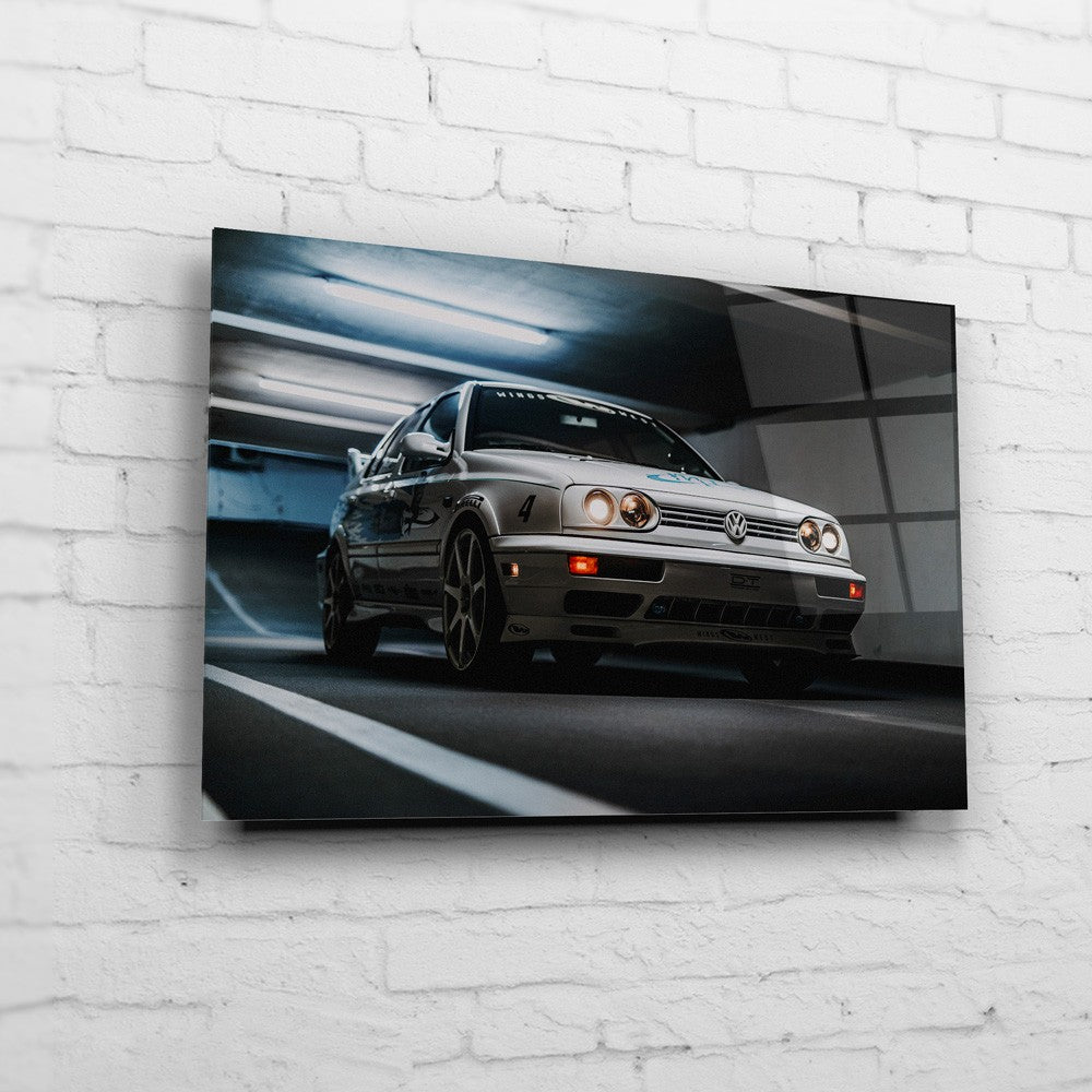 Jesse’s VW Jetta – Garage Front Low auf Acrylglas an weißer Ziegelwand