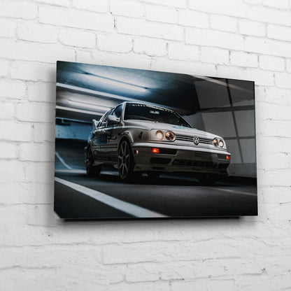 Jesse’s VW Jetta – Garage Front Low auf Acrylglas an weißer Ziegelwand