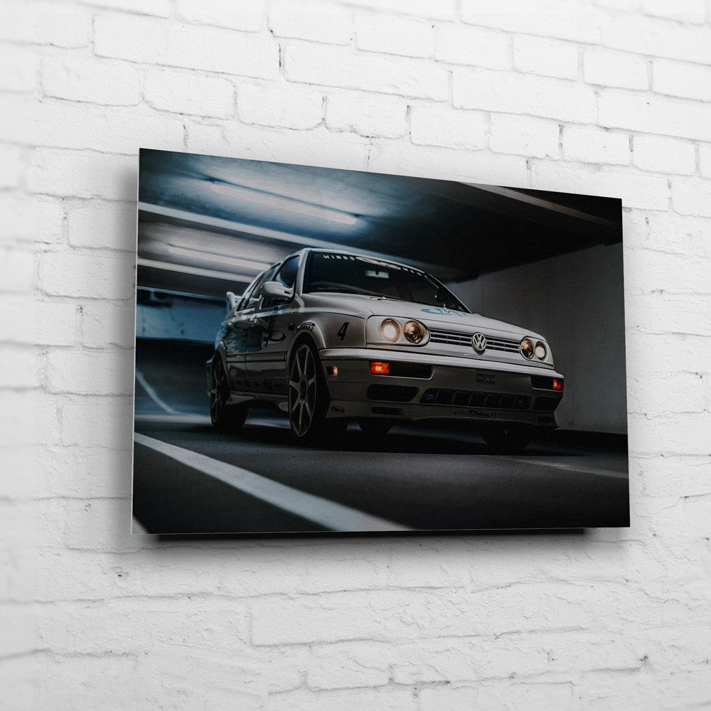 Jesse’s VW Jetta – Garage Front Low auf gebürstetem Aluminium an weißer Ziegelwand