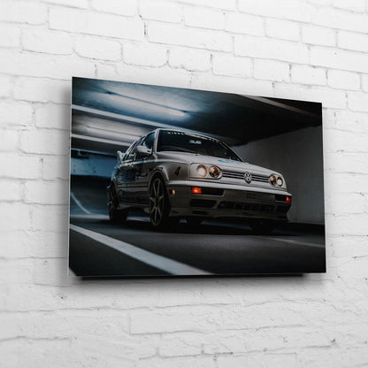 Jesse’s VW Jetta – Garage Front Low auf gebürstetem Aluminium an weißer Ziegelwand
