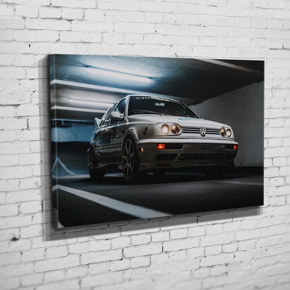 Jesse’s VW Jetta – Garage Front Low auf Leinwand an weißer Ziegelwand