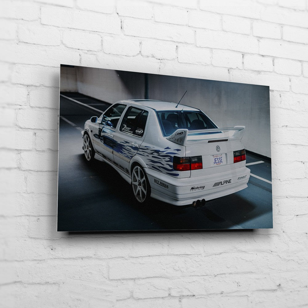 Jesse’s VW Jetta – Garage Rear auf gebürstetem Aluminium an weißer Ziegelwand
