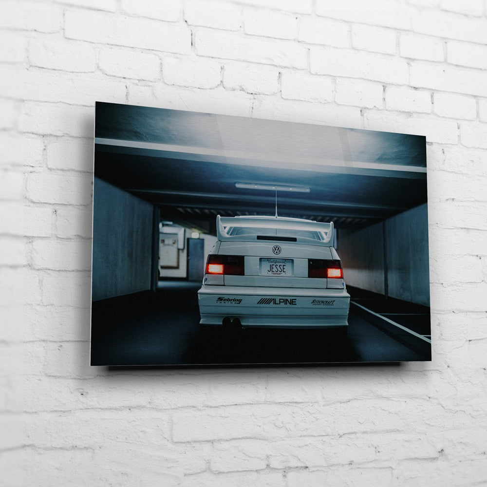Jesse’s VW Jetta – Garage Rear Exit auf Acrylglas an weißer Ziegelwand