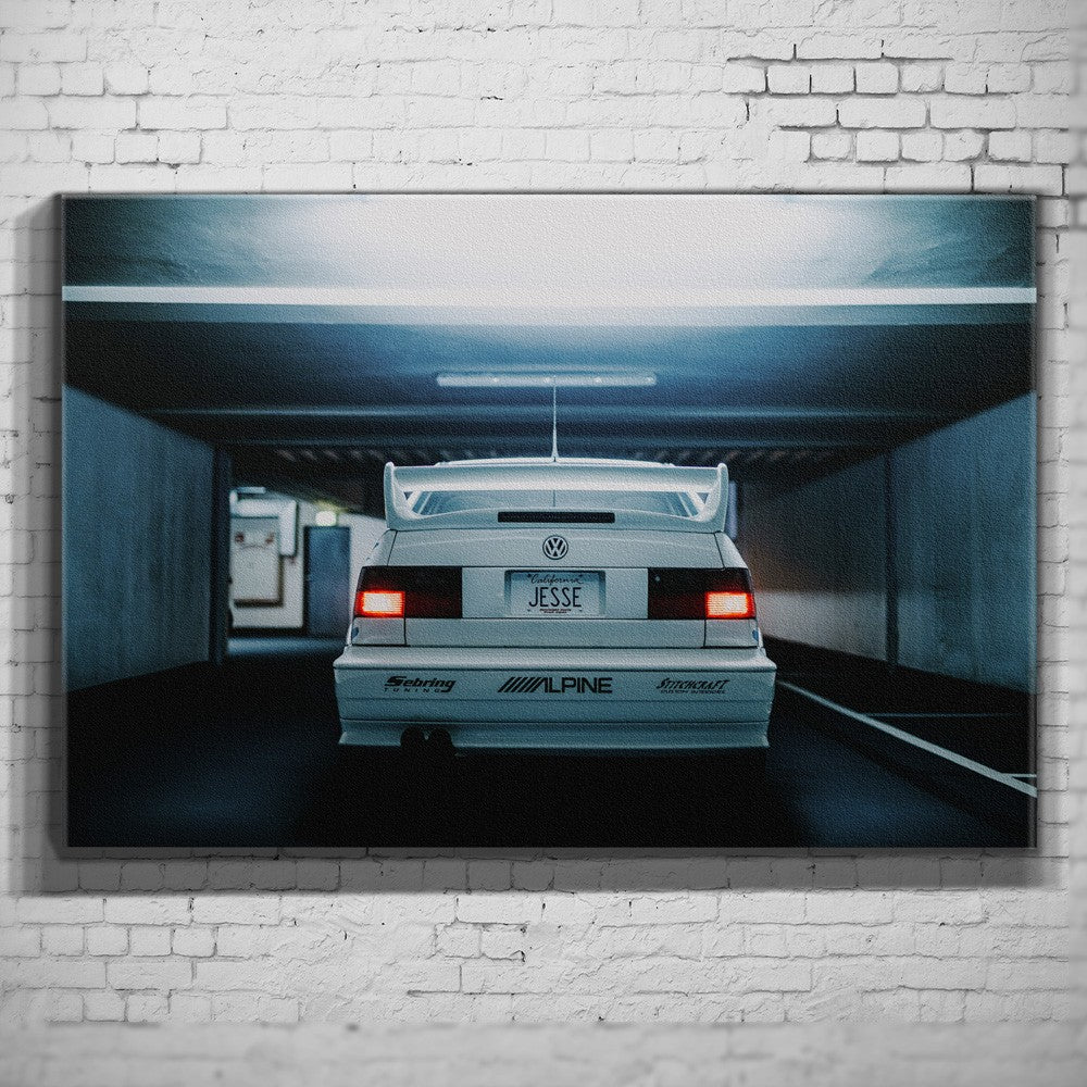 Jesse’s VW Jetta – Garage Rear Exit auf gebürstetem Aluminium an weißer Ziegelwand