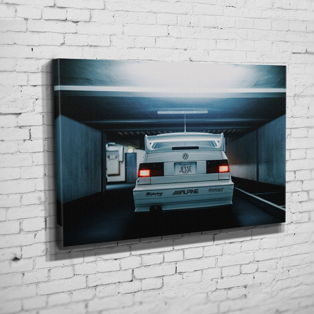 Jesse’s VW Jetta – Garage Rear Exit auf Leinwand an weißer Ziegelwand