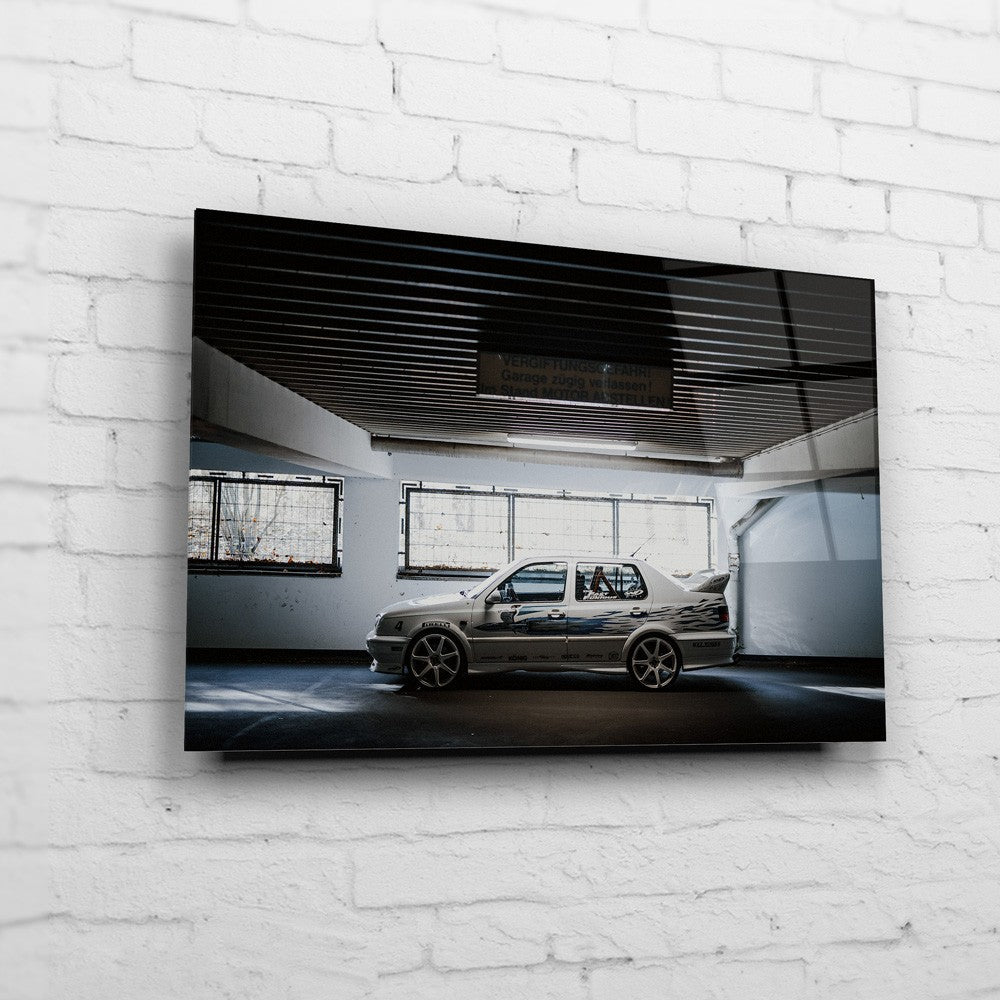 Jesse’s VW Jetta – Garage Side Profile auf Acrylglas an weißer Ziegelwand