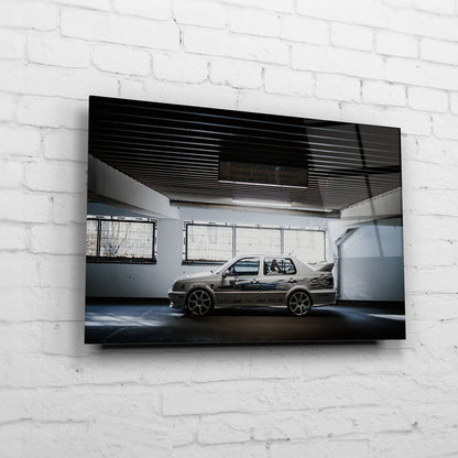 Jesse’s VW Jetta – Garage Side Profile auf Acrylglas an weißer Ziegelwand