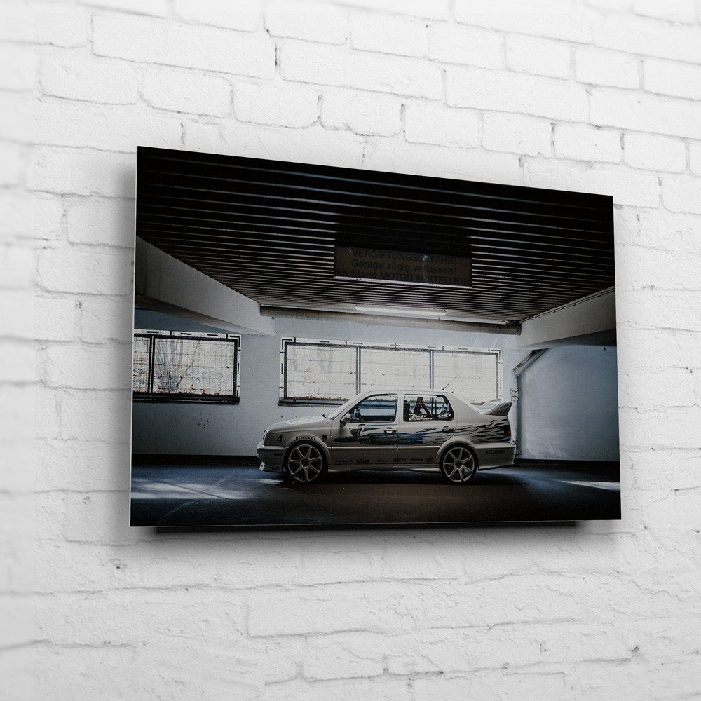 Jesse’s VW Jetta – Garage Side Profile auf gebürstetem Aluminium an weißer Ziegelwand