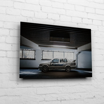 Jesse’s VW Jetta – Garage Side Profile auf gebürstetem Aluminium an weißer Ziegelwand